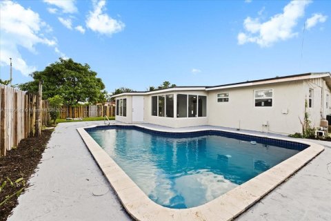 Снять в аренду виллу или дом в Окленд-Парк, Флорида 3 спальни, 165.37м2, № 1947693 - фото 24