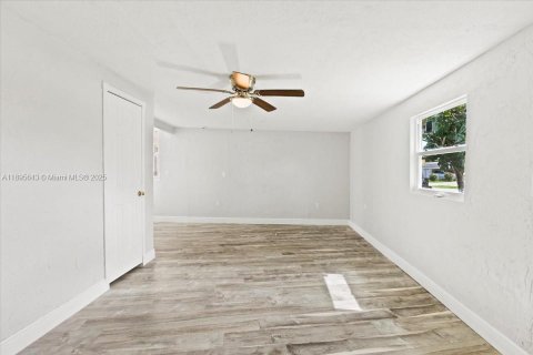 Снять в аренду виллу или дом в Окленд-Парк, Флорида 3 спальни, 165.37м2, № 1947693 - фото 13