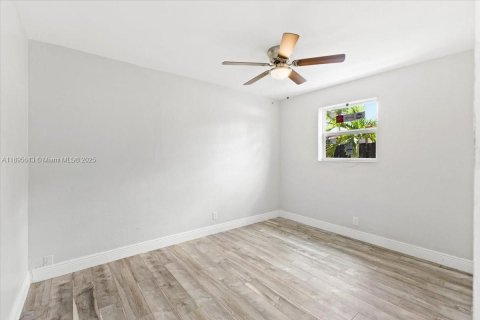 Снять в аренду виллу или дом в Окленд-Парк, Флорида 3 спальни, 165.37м2, № 1947693 - фото 11