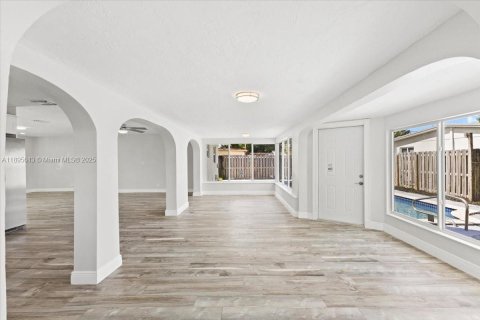 Снять в аренду виллу или дом в Окленд-Парк, Флорида 3 спальни, 165.37м2, № 1947693 - фото 9