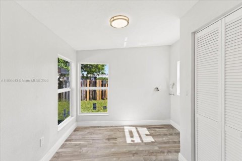 Снять в аренду виллу или дом в Окленд-Парк, Флорида 3 спальни, 165.37м2, № 1947693 - фото 12