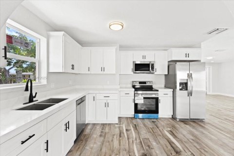 Снять в аренду виллу или дом в Окленд-Парк, Флорида 3 спальни, 165.37м2, № 1947693 - фото 6