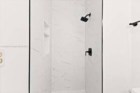 Снять в аренду виллу или дом в Окленд-Парк, Флорида 3 спальни, 165.37м2, № 1947693 - фото 22