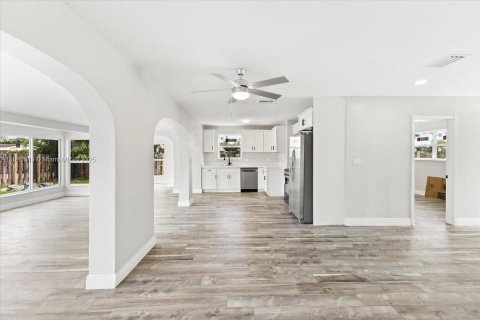 Снять в аренду виллу или дом в Окленд-Парк, Флорида 3 спальни, 165.37м2, № 1947693 - фото 3