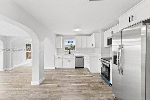 Снять в аренду виллу или дом в Окленд-Парк, Флорида 3 спальни, 165.37м2, № 1947693 - фото 5