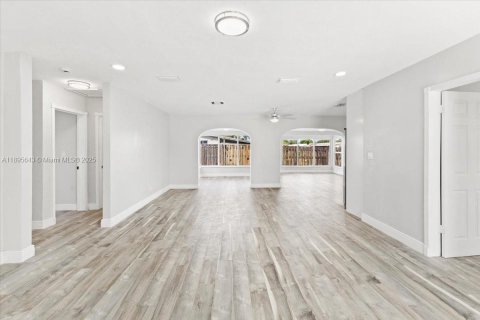 Снять в аренду виллу или дом в Окленд-Парк, Флорида 3 спальни, 165.37м2, № 1947693 - фото 4