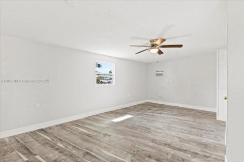 Снять в аренду виллу или дом в Окленд-Парк, Флорида 3 спальни, 165.37м2, № 1947693 - фото 15