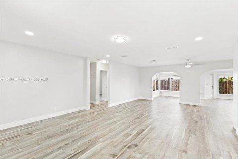 Снять в аренду виллу или дом в Окленд-Парк, Флорида 3 спальни, 165.37м2, № 1947693 - фото 8