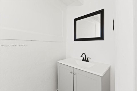 Снять в аренду виллу или дом в Окленд-Парк, Флорида 3 спальни, 165.37м2, № 1947693 - фото 16