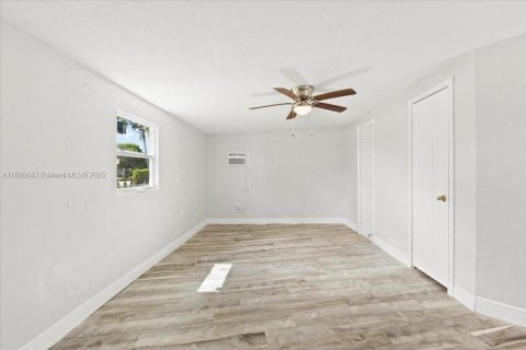 Снять в аренду виллу или дом в Окленд-Парк, Флорида 3 спальни, 165.37м2, № 1947693 - фото 14