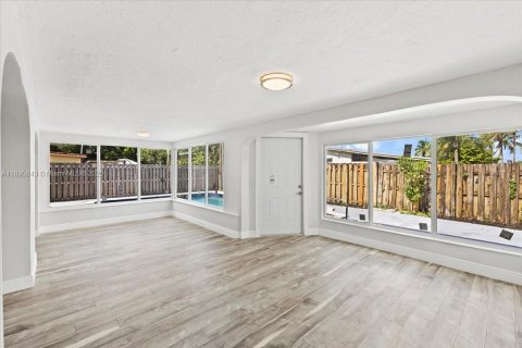 Снять в аренду виллу или дом в Окленд-Парк, Флорида 3 спальни, 165.37м2, № 1947693 - фото 2