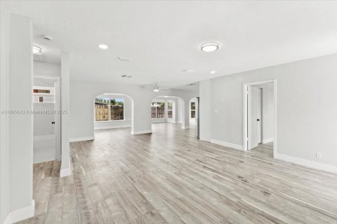 Снять в аренду виллу или дом в Окленд-Парк, Флорида 3 спальни, 165.37м2, № 1947693 - фото 10