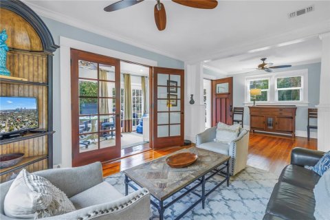 House in Saint Petersburg, Florida 5 bedrooms, 291.34 sq.m. № 2220593 - photo 6
