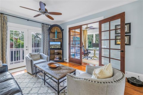House in Saint Petersburg, Florida 5 bedrooms, 291.34 sq.m. № 2220593 - photo 7