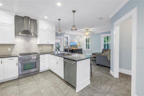 House in Saint Petersburg, Florida 5 bedrooms, 291.34 sq.m. № 2220593 - photo 11