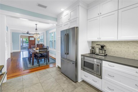 House in Saint Petersburg, Florida 5 bedrooms, 291.34 sq.m. № 2220593 - photo 12