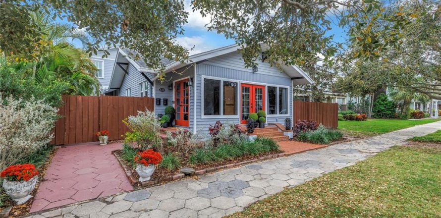 House in Saint Petersburg, Florida 5 bedrooms, 291.34 sq.m. № 2220593