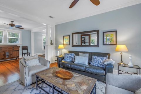 House in Saint Petersburg, Florida 5 bedrooms, 291.34 sq.m. № 2220593 - photo 5