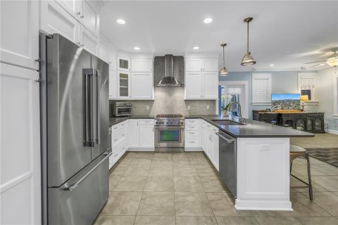 House in Saint Petersburg, Florida 5 bedrooms, 291.34 sq.m. № 2220593 - photo 10