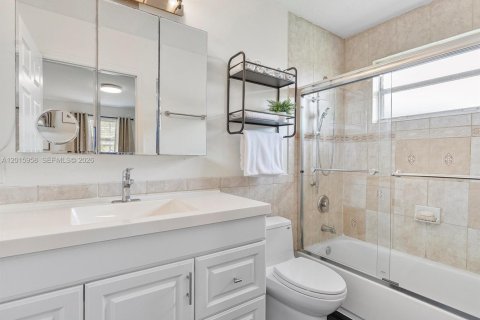 Villa ou maison à vendre à Hallandale Beach, Floride: 4 chambres, 139.17 m2 № 2172901 - photo 18
