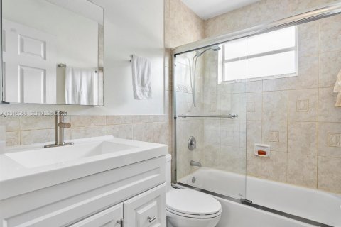 Villa ou maison à vendre à Hallandale Beach, Floride: 4 chambres, 139.17 m2 № 2172901 - photo 20