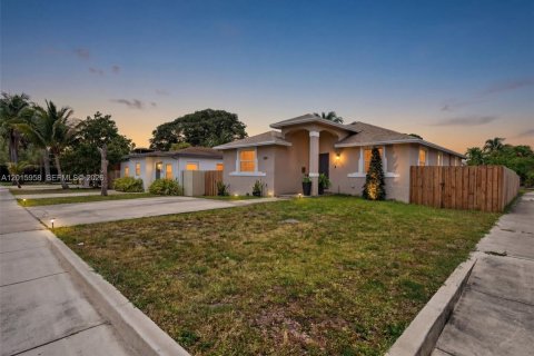 Villa ou maison à vendre à Hallandale Beach, Floride: 4 chambres, 139.17 m2 № 2172901 - photo 28