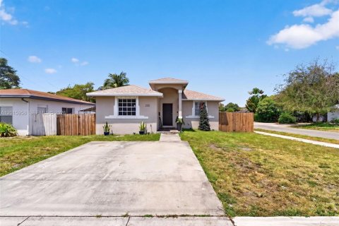 Villa ou maison à vendre à Hallandale Beach, Floride: 4 chambres, 139.17 m2 № 2172901 - photo 2