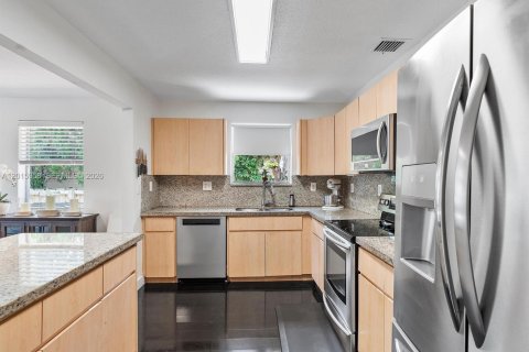 Villa ou maison à vendre à Hallandale Beach, Floride: 4 chambres, 139.17 m2 № 2172901 - photo 11