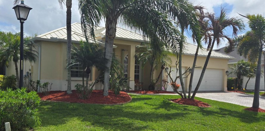 House in Vero Beach, Florida 3 bedrooms, 200.58 sq.m. № 2245686