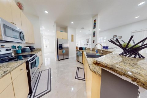 House in West Palm Beach, Florida 3 bedrooms, 176.51 sq.m. № 2241890 - photo 8