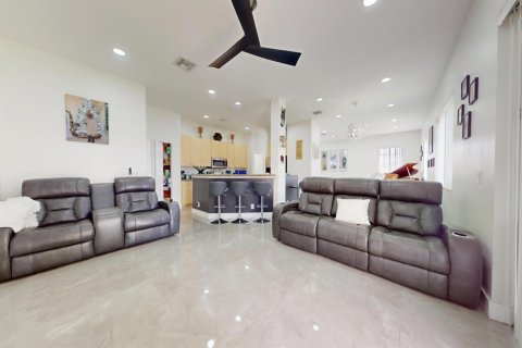 House in West Palm Beach, Florida 3 bedrooms, 176.51 sq.m. № 2241890 - photo 13