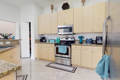 House in West Palm Beach, Florida 3 bedrooms, 176.51 sq.m. № 2241890 - photo 9