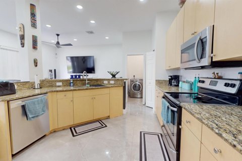 House in West Palm Beach, Florida 3 bedrooms, 176.51 sq.m. № 2241890 - photo 7