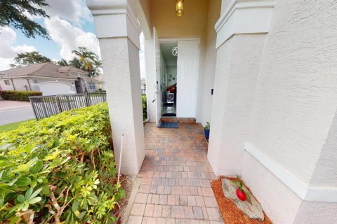House in West Palm Beach, Florida 3 bedrooms, 176.51 sq.m. № 2241890 - photo 2