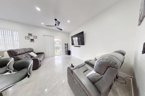 House in West Palm Beach, Florida 3 bedrooms, 176.51 sq.m. № 2241890 - photo 12