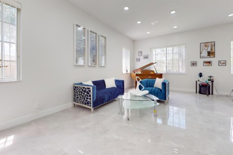 House in West Palm Beach, Florida 3 bedrooms, 176.51 sq.m. № 2241890 - photo 5
