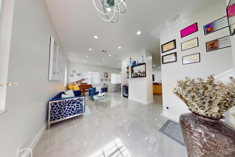 House in West Palm Beach, Florida 3 bedrooms, 176.51 sq.m. № 2241890 - photo 3