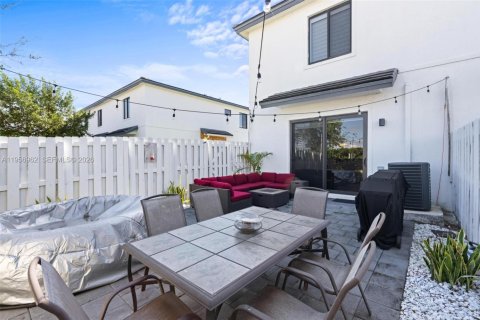 Townhouse in Homestead, Florida 3 bedrooms, 158.4 sq.m. № 2011604 - photo 24