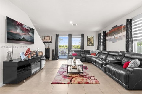 Townhouse in Homestead, Florida 3 bedrooms, 158.4 sq.m. № 2011604 - photo 5