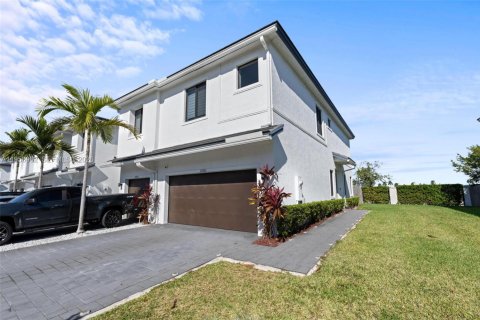 Townhouse in Homestead, Florida 3 bedrooms, 158.4 sq.m. № 2011604 - photo 2