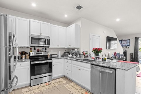 Townhouse in Homestead, Florida 3 bedrooms, 158.4 sq.m. № 2011604 - photo 11