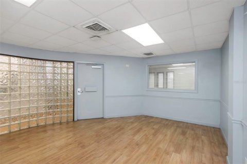 Propiedad comercial en alquiler en Temple Terrace, Florida, 1618.45 m2 № 1688362 - foto 10