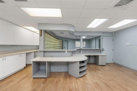 Propiedad comercial en alquiler en Temple Terrace, Florida, 1618.45 m2 № 1688362 - foto 17