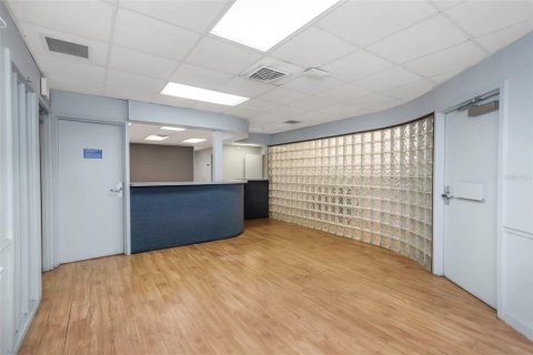 Propiedad comercial en alquiler en Temple Terrace, Florida, 1618.45 m2 № 1688362 - foto 9