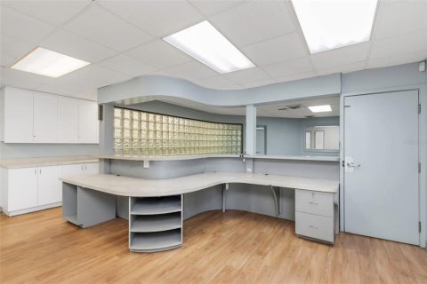 Propiedad comercial en alquiler en Temple Terrace, Florida, 1618.45 m2 № 1688362 - foto 16