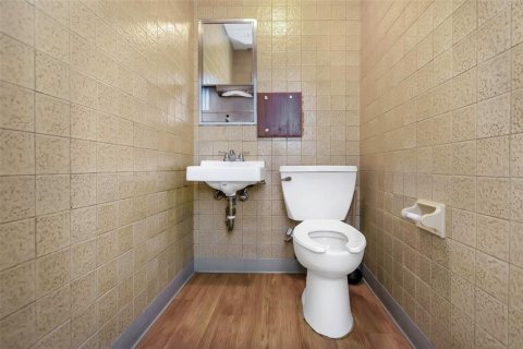 Propiedad comercial en alquiler en Temple Terrace, Florida, 1618.45 m2 № 1688362 - foto 30