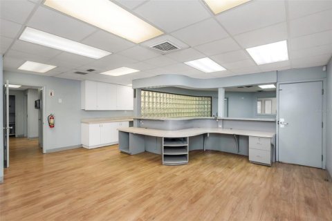 Propiedad comercial en alquiler en Temple Terrace, Florida, 1618.45 m2 № 1688362 - foto 18
