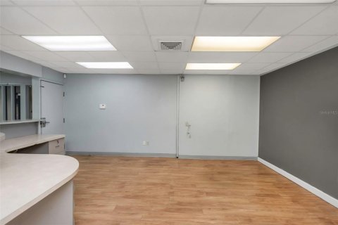 Propiedad comercial en alquiler en Temple Terrace, Florida, 1618.45 m2 № 1688362 - foto 24