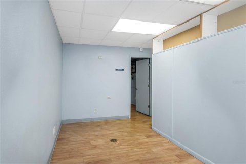 Propiedad comercial en alquiler en Temple Terrace, Florida, 1618.45 m2 № 1688362 - foto 26
