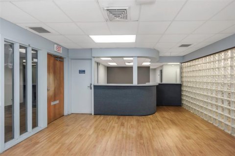 Propiedad comercial en alquiler en Temple Terrace, Florida, 1618.45 m2 № 1688362 - foto 12